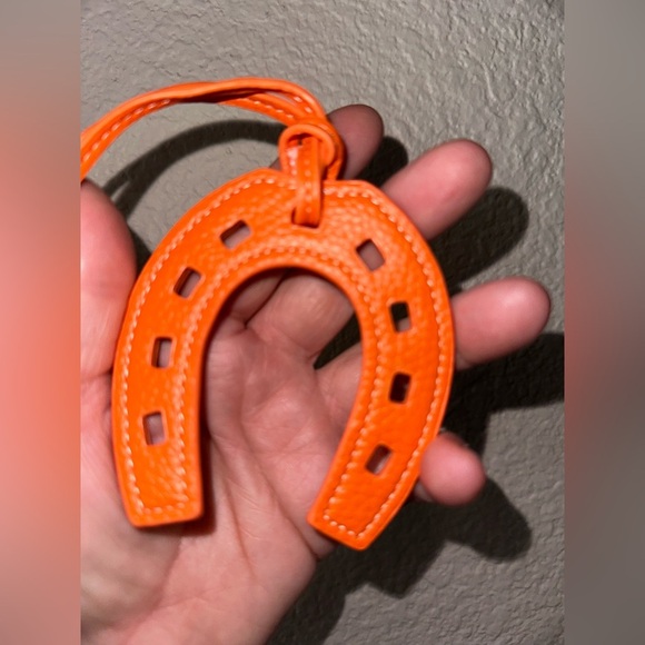 Celebrity look horseshoe purse charms in faux leather orange with white thread - Picture 1 of 4